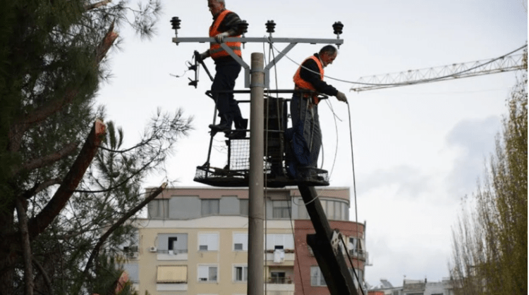 Lezha në errësirë! Mijëra banorë pa energji elektrike prej 10 orësh
