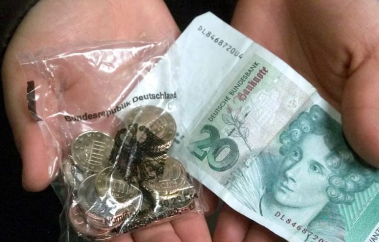 Edhe pas 23 vjetëve të euros, gjermanët ende këmbejnë marka