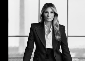 Publikohet portreti zyrtar i Melania Trump, pozon me një xhaketë në vlerë afro tre mijë euro
