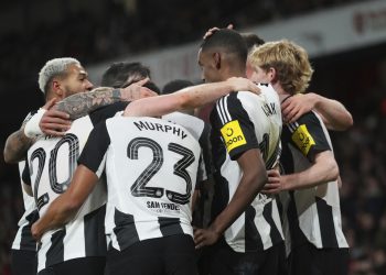 Newcastle me një këmbë në finale të EFL Kupës, mund Arsenalin në shtëpi