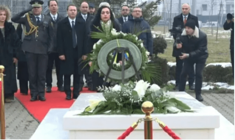 Osmani bashkë me ambasadorët e akredituar bëjnë homazhe te varri i ish-presidentit Ibrahim Rugova