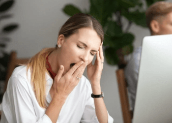 Përse përgjumemi pas ngrënies?