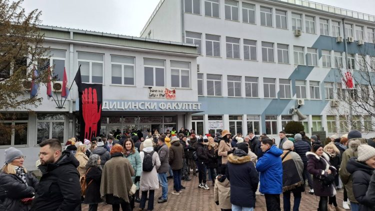 ‘Të gjithë në grevë’, profesorët dhe mjekët i bashkohen protestës së studentëve kundër Vuçiqit