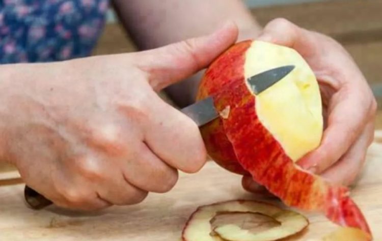 Pse nuk duhet t’i qëroni frutat dhe perimet