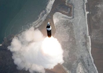 Koreja e Veriut thotë se raketa e re hipersonike do t’i ‘frenojë’ rivalët
