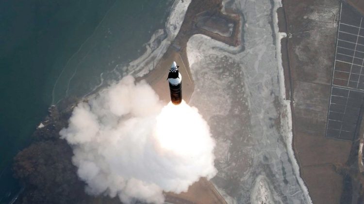 Koreja e Veriut thotë se raketa e re hipersonike do t’i ‘frenojë’ rivalët