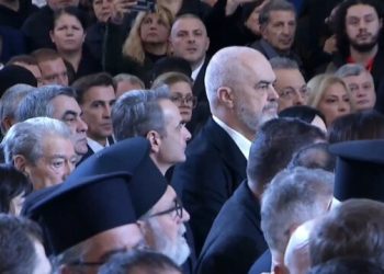 Lamtumira për Kryepeshkopin e Shqipërisë ‘bashkon’ Ramën dhe Berishën, i ‘ndan’ kryeministri grek