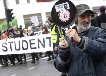 Studentët bllokuan udhëkryqet e Beogradit, të pakënaqur nga prokuroria
