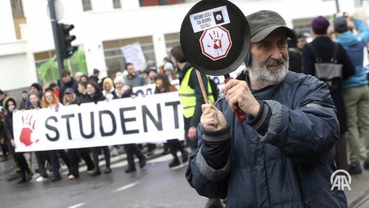 Studentët bllokuan udhëkryqet e Beogradit, të pakënaqur nga prokuroria