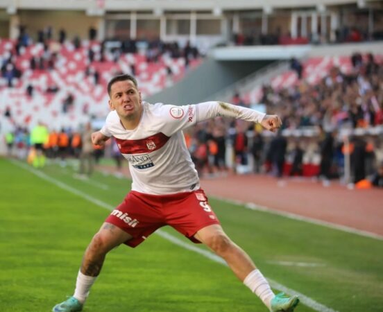 ‘Zgjohet’ Rey Manaj, ‘bomberi’ kuqezi gjen rrugën e rrjetës, i mjaftojnë vetëm 5 minuta (Video)