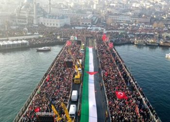 Mijëra njerëz u mblodhën në Stamboll në ditën e parë të Vitit të Ri, në një tubim në solidaritet me Palestinën