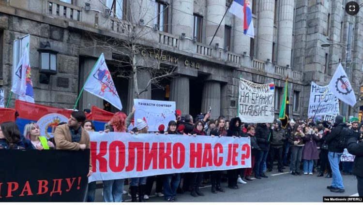 Çfarë fshihet pas pankartës për Kosovën në protestat e studentëve në Serbi?