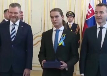 Studenti sllovak me fjongo ukrainase në xhaketë refuzon të shtrëngojë duart me presidentin(Video)