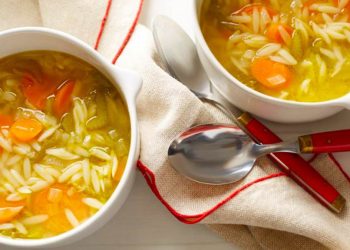 Supë më makarona të vogla dhe mish pule për rigjallërimin e organizmit