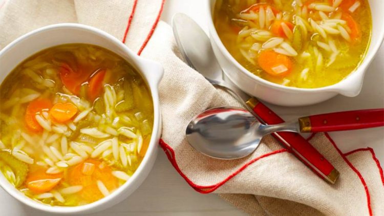 Supë më makarona të vogla dhe mish pule për rigjallërimin e organizmit