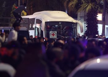 66 të burgosur palestinezë të liruar mbërrijnë në Ramallah në kuadër të marrëveshjes së Gazës