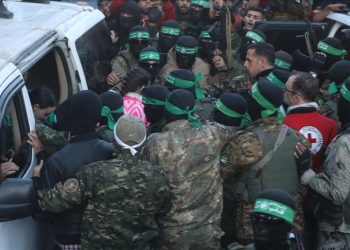 Hamasi i dorëzon tre pengjet izraelite Kryqit të Kuq sipas marrëveshjes së Gazës