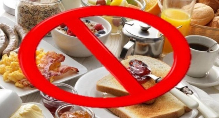 Këto janë ushqimet që nuk duhet t’i konsumojmë kurrë me stomak bosh