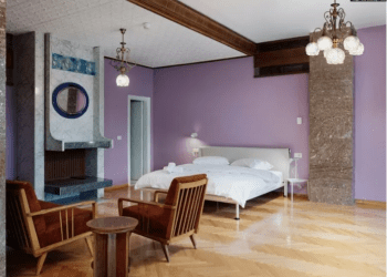 Vila e ish-diktatorit të Shqipërisë hap dyert për artistët