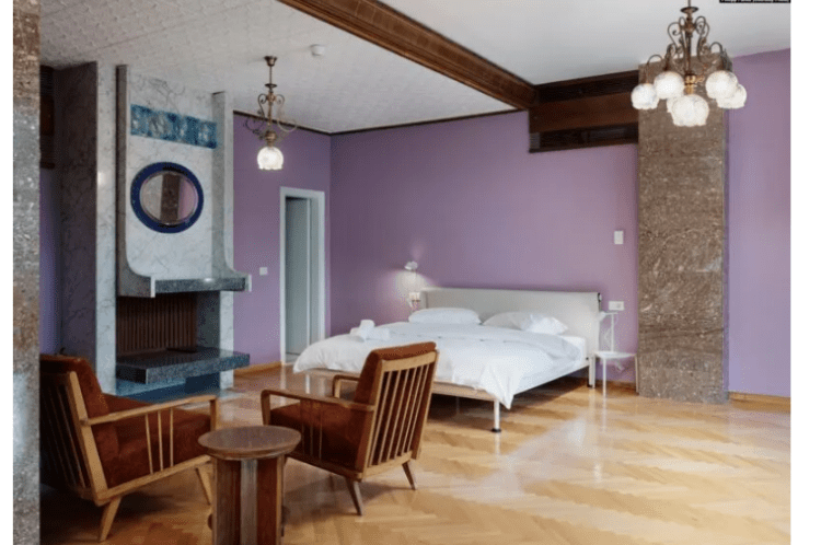 Vila e ish-diktatorit të Shqipërisë hap dyert për artistët