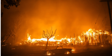 Kalifornia nuk gjen qetësi, shpërthejnë sërish zjarret, dhjetëra mijëra persona nën urdhra evakuimi
