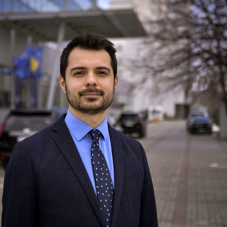 Pas urdhrit të gjykatës që Kurti të paraqitet në Prokurorinë Speciale, reagon zëdhënësi i Qeverisë