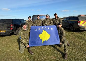 Me fotografinë e ushtarëve të FSK-së, Ambasada e Mbretërisë së Bashkuar uron 17-vjetorin e Pavarësisë