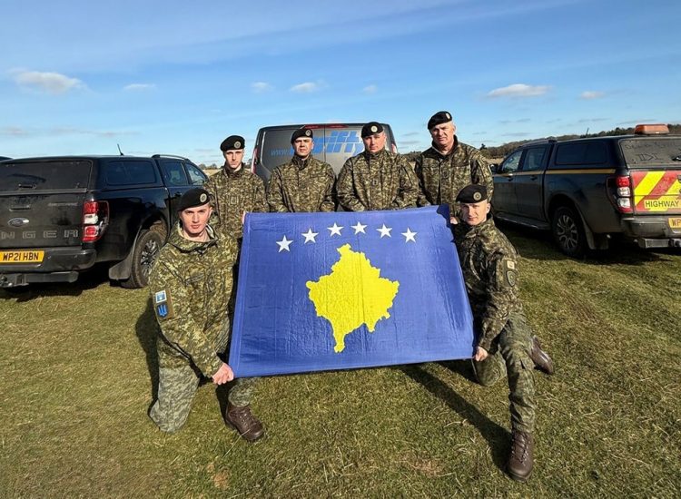 Me fotografinë e ushtarëve të FSK-së, Ambasada e Mbretërisë së Bashkuar uron 17-vjetorin e Pavarësisë