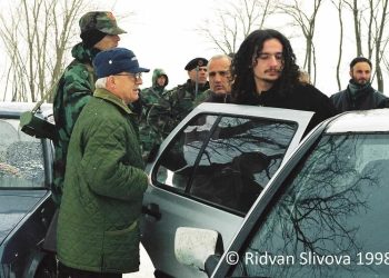 Lëvizja Vetëvendosje publikon një fotografi të rrallë të Albin Kurtit me Adem Demaçin, shihen edhe ushtarët e UÇK-së