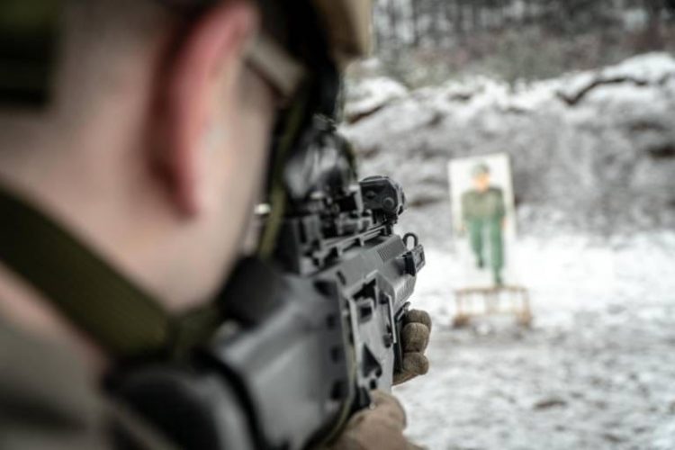 Ushtarët e KFOR-it kryejnë ushtrime për gjuajtje me armë