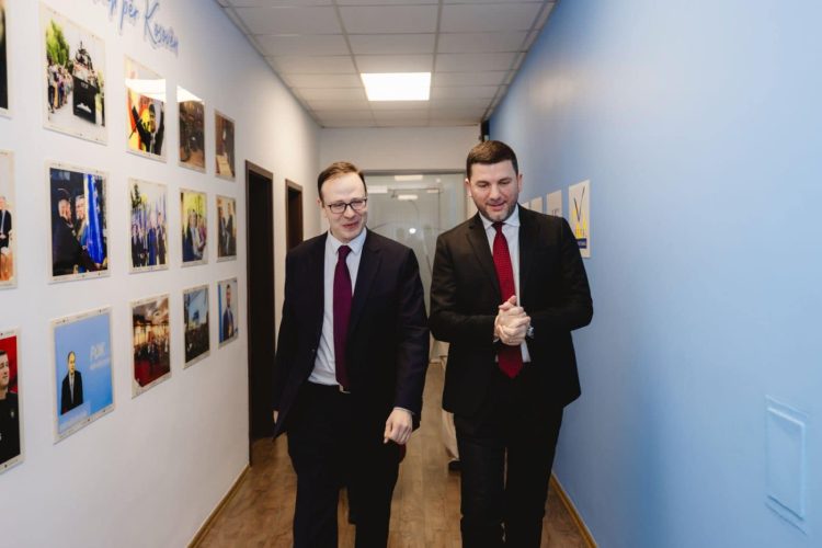 Krasniqi takon ambasadorin turk, diskutojnë për zhvillimet politike pas zgjedhjeve të 9 shkurtit