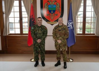 Komandanti i KFOR-it viziton Shqipërinë, flet për sigurinë Kosovë dhe rajon