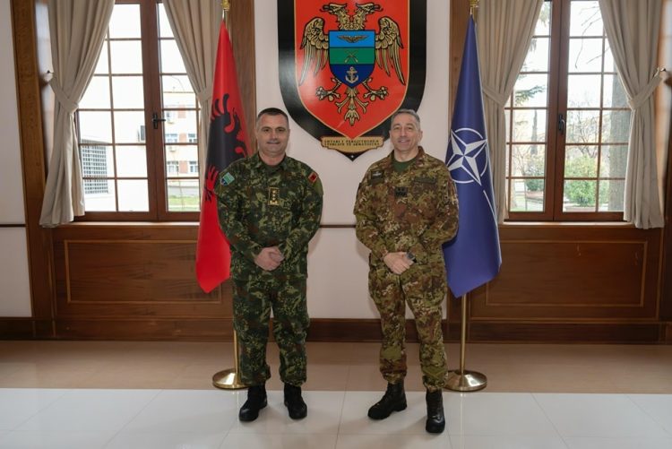 Komandanti i KFOR-it viziton Shqipërinë, flet për sigurinë Kosovë dhe rajon