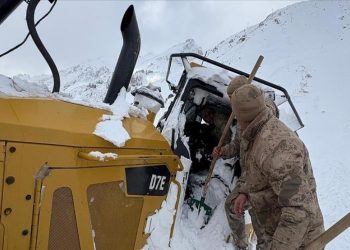 Shoferi i ekskavatorit mbulohet nga një ortek në Turqi