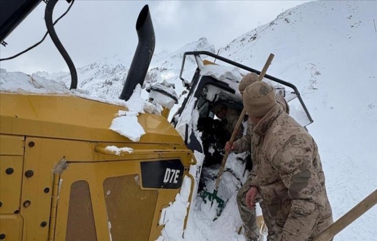 Shoferi i ekskavatorit mbulohet nga një ortek në Turqi