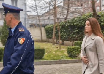 Bashkëshortja e Erion Veliajt paraqitet në GJKKO, momenti kur Ajola Xoxa mbërrin e shoqëruar me forca policie