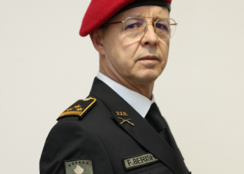 Komandant Shkupi në Mëngjesin e lutjeve me uniformën e veteranit të UÇK-së