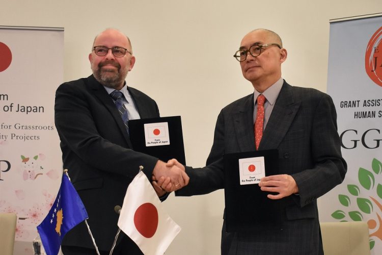 Japonia ndihmon Kosovën me gati 200 mijë euro për pastrimin e minave në Mitrovicë e Graçanicë