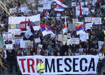 Studentët e Serbisë udhëheqin bllokadat e urave të Danubit