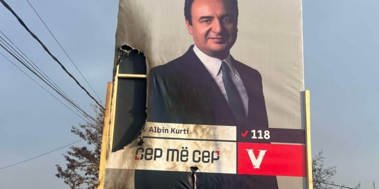 Incidenti i radhës në Skenderaj, digjet me benzinë posteri i Albin Kurtit