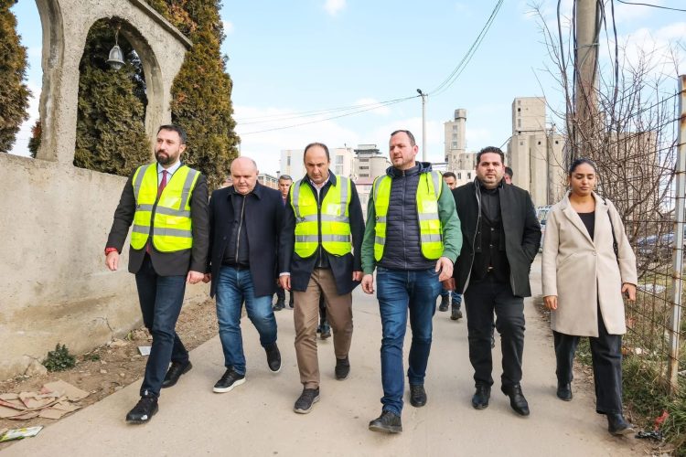 Ministri Krasniqi i lumtur me furnizimin me ujë të pijshëm për lagjet 028 dhe 029: Zotimi ynë u përmbush