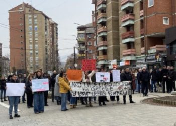 Përplasje mes serbëve në veri, qytetarët mbajnë 15 minuta heshtje për viktimat në Novi Sad