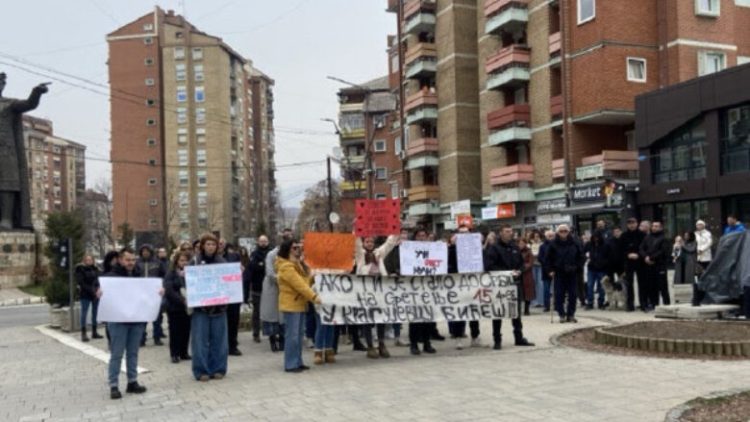 Përplasje mes serbëve në veri, qytetarët mbajnë 15 minuta heshtje për viktimat në Novi Sad