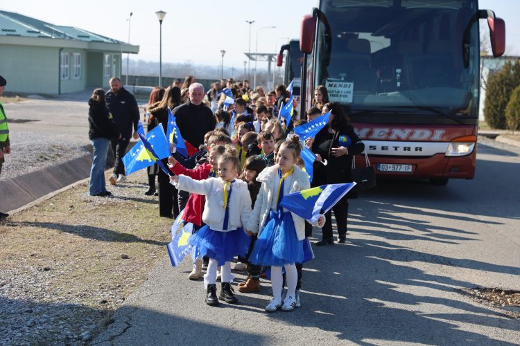 Nxënës e mësues vizitojnë FSK-në në prag të 17-vjetorit të Pavarësisë