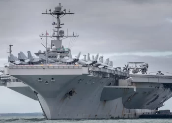 Aeroplanmbajtësja me energji bërthamore përplaset me një anije tregtare pranë Kanalit të Suezit