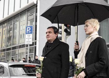 Kurti me bashkëshorten vendosin lule në vendin ku një grua dhe fëmija i saj vdiqën në Mynih