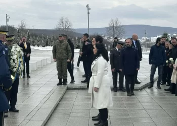 Presidentja dhe Kryeministri homazhe në Prekaz