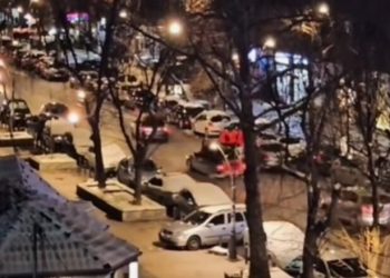 Shkuan të festojnë në veri me flamuj kuq e zi, serbët i gjuajnë me gurë – policia jep detaje