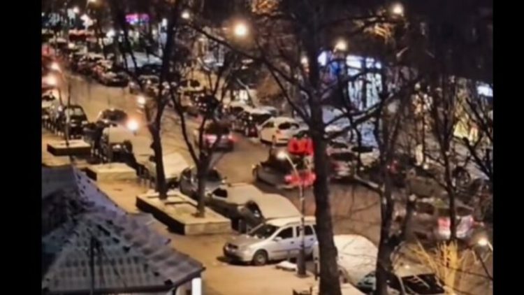 Shkuan të festojnë në veri me flamuj kuq e zi, serbët i gjuajnë me gurë – policia jep detaje