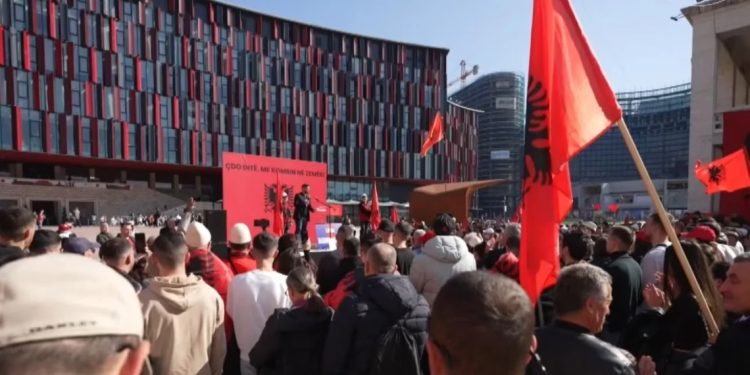 “Të duam kombin çdo ditë” tubimi në Tiranë për festën e Pavarësisë së Kosovës
